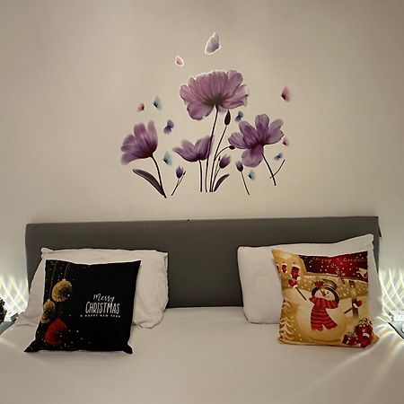 London 2 Bed 2 Bath Apartment Holiday Home - Free Parking - 3Min Walk To The Train Station - 19Min To London Liverpool Street 5Min To Victoria Line 1Gb Broadband Super Fast Internet Ground Floor 100S Of Shops Restaurants Bakeries 24-Hour Asda Superst ภายนอก รูปภาพ