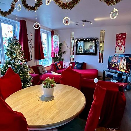 London 2 Bed 2 Bath Apartment Holiday Home - Free Parking - 3Min Walk To The Train Station - 19Min To London Liverpool Street 5Min To Victoria Line 1Gb Broadband Super Fast Internet Ground Floor 100S Of Shops Restaurants Bakeries 24-Hour Asda Superst ภายนอก รูปภาพ