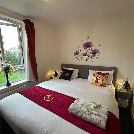 London 2 Bed 2 Bath Apartment Holiday Home - Free Parking - 3Min Walk To The Train Station - 19Min To London Liverpool Street 5Min To Victoria Line 1Gb Broadband Super Fast Internet Ground Floor 100S Of Shops Restaurants Bakeries 24-Hour Asda Superst ภายนอก รูปภาพ