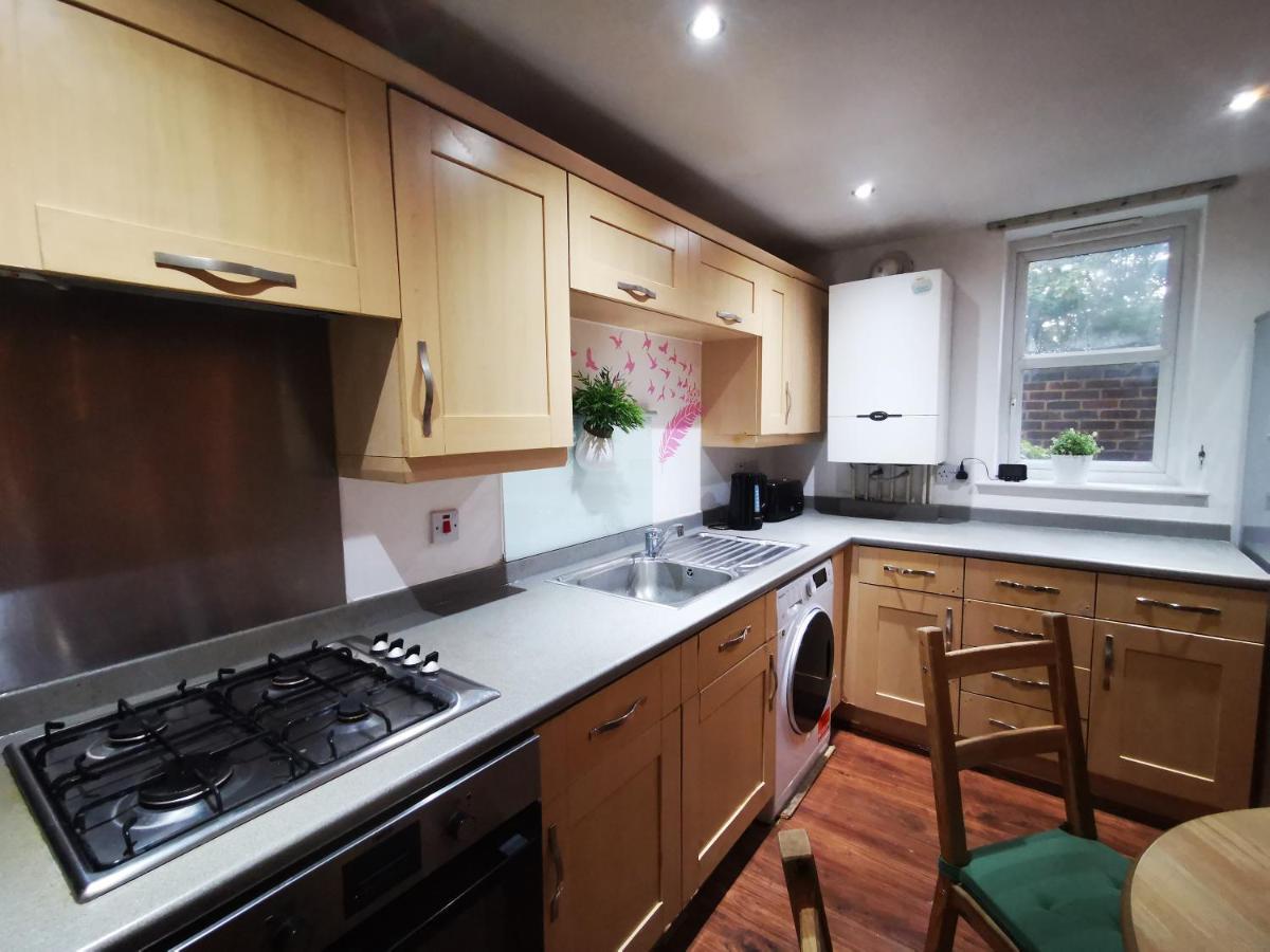 London 2 Bed 2 Bath Apartment Holiday Home - Free Parking - 3Min Walk To The Train Station - 19Min To London Liverpool Street 5Min To Victoria Line 1Gb Broadband Super Fast Internet Ground Floor 100S Of Shops Restaurants Bakeries 24-Hour Asda Superst ภายนอก รูปภาพ