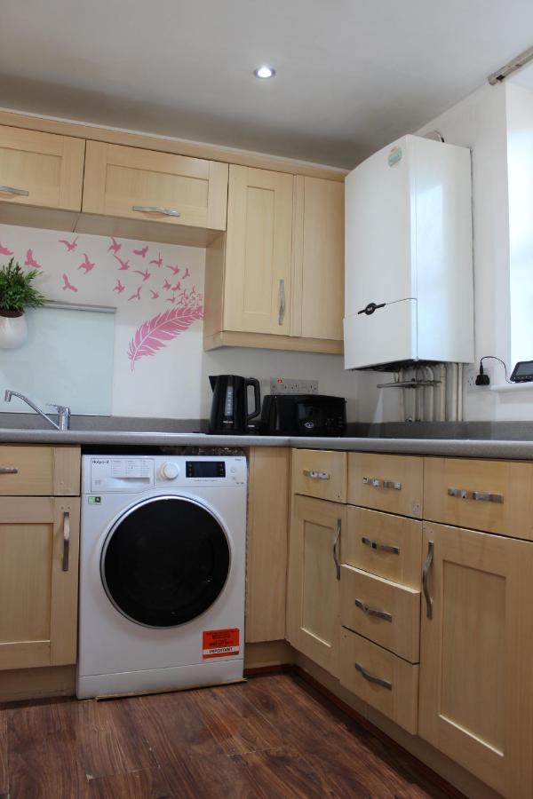 London 2 Bed 2 Bath Apartment Holiday Home - Free Parking - 3Min Walk To The Train Station - 19Min To London Liverpool Street 5Min To Victoria Line 1Gb Broadband Super Fast Internet Ground Floor 100S Of Shops Restaurants Bakeries 24-Hour Asda Superst ภายนอก รูปภาพ