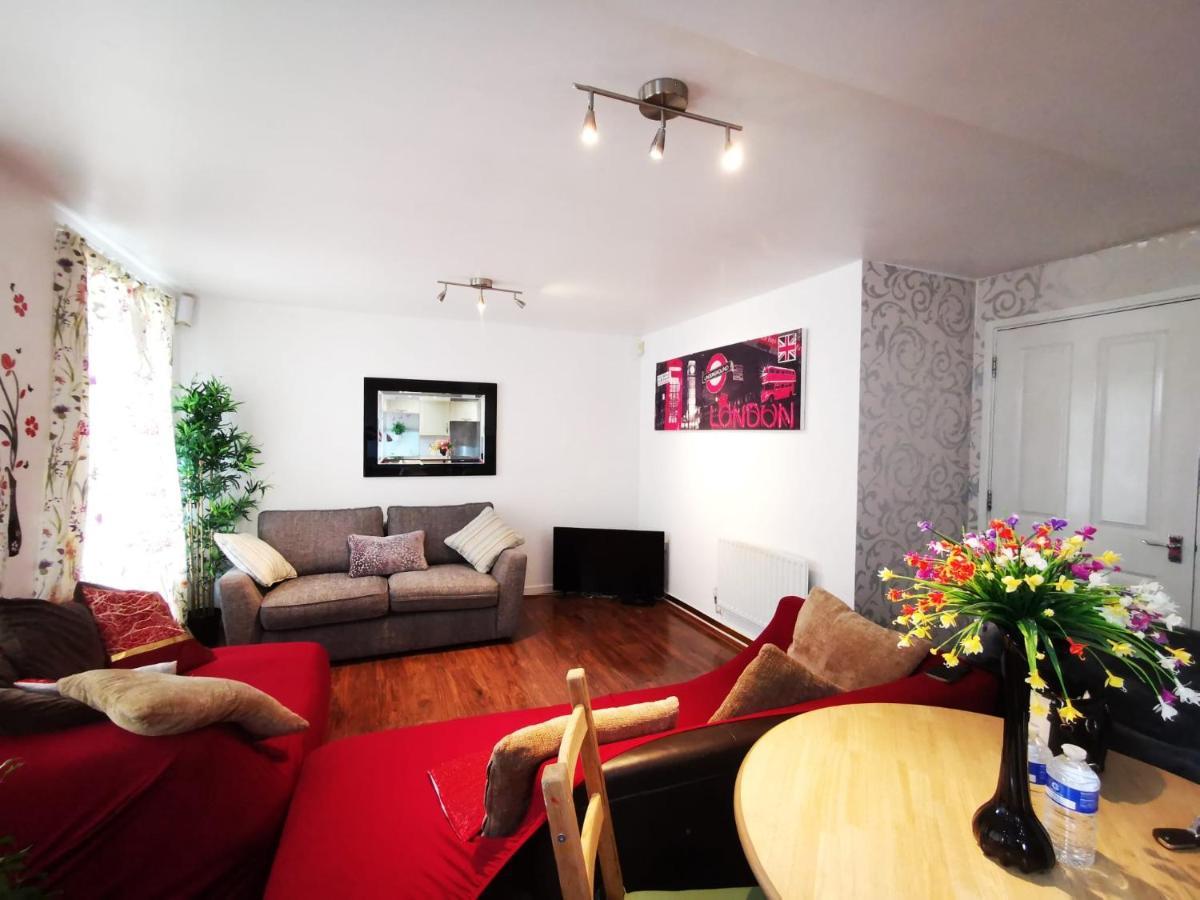 London 2 Bed 2 Bath Apartment Holiday Home - Free Parking - 3Min Walk To The Train Station - 19Min To London Liverpool Street 5Min To Victoria Line 1Gb Broadband Super Fast Internet Ground Floor 100S Of Shops Restaurants Bakeries 24-Hour Asda Superst ภายนอก รูปภาพ
