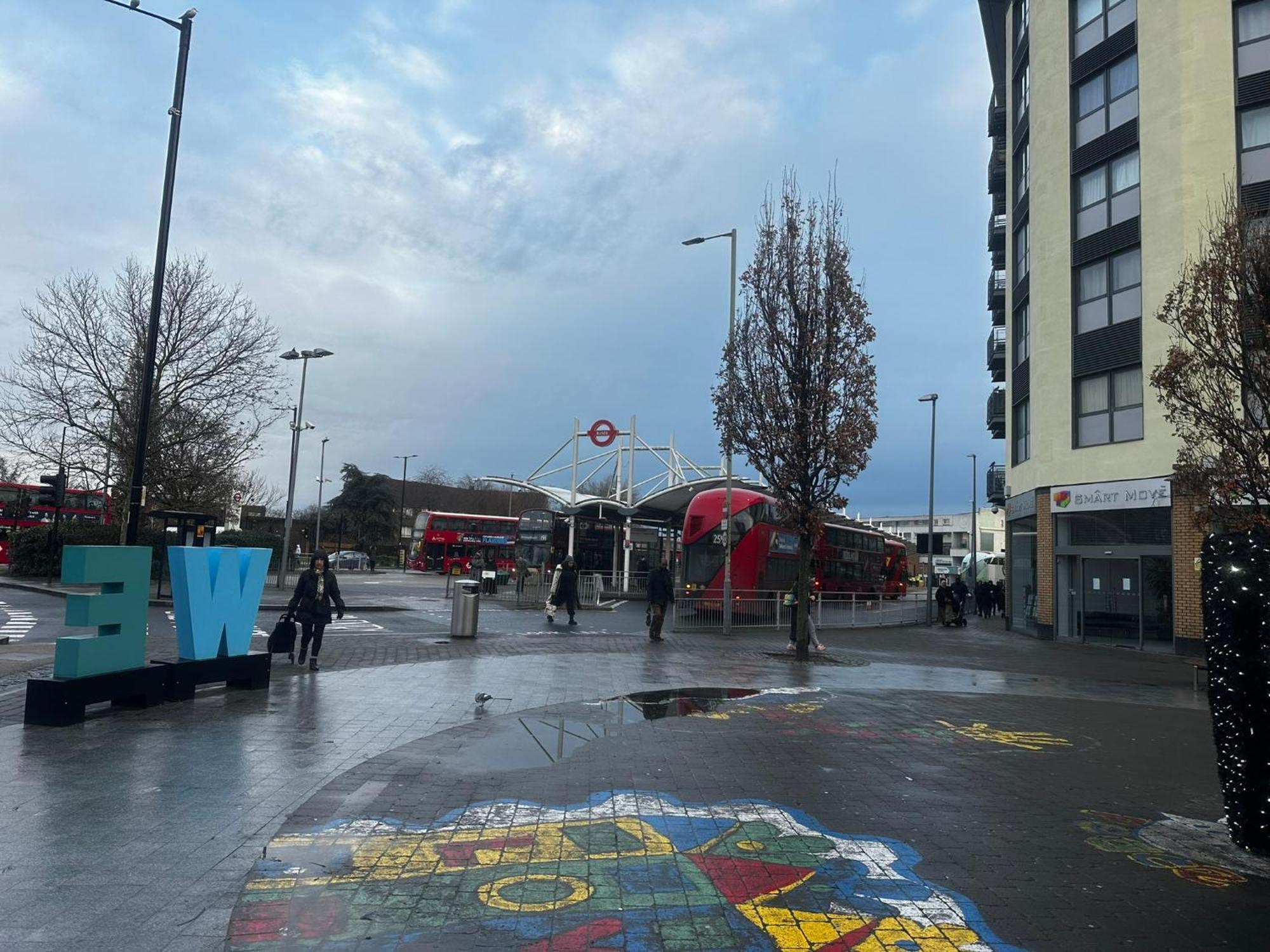 London 2 Bed 2 Bath Apartment Holiday Home - Free Parking - 3Min Walk To The Train Station - 19Min To London Liverpool Street 5Min To Victoria Line 1Gb Broadband Super Fast Internet Ground Floor 100S Of Shops Restaurants Bakeries 24-Hour Asda Superst ภายนอก รูปภาพ