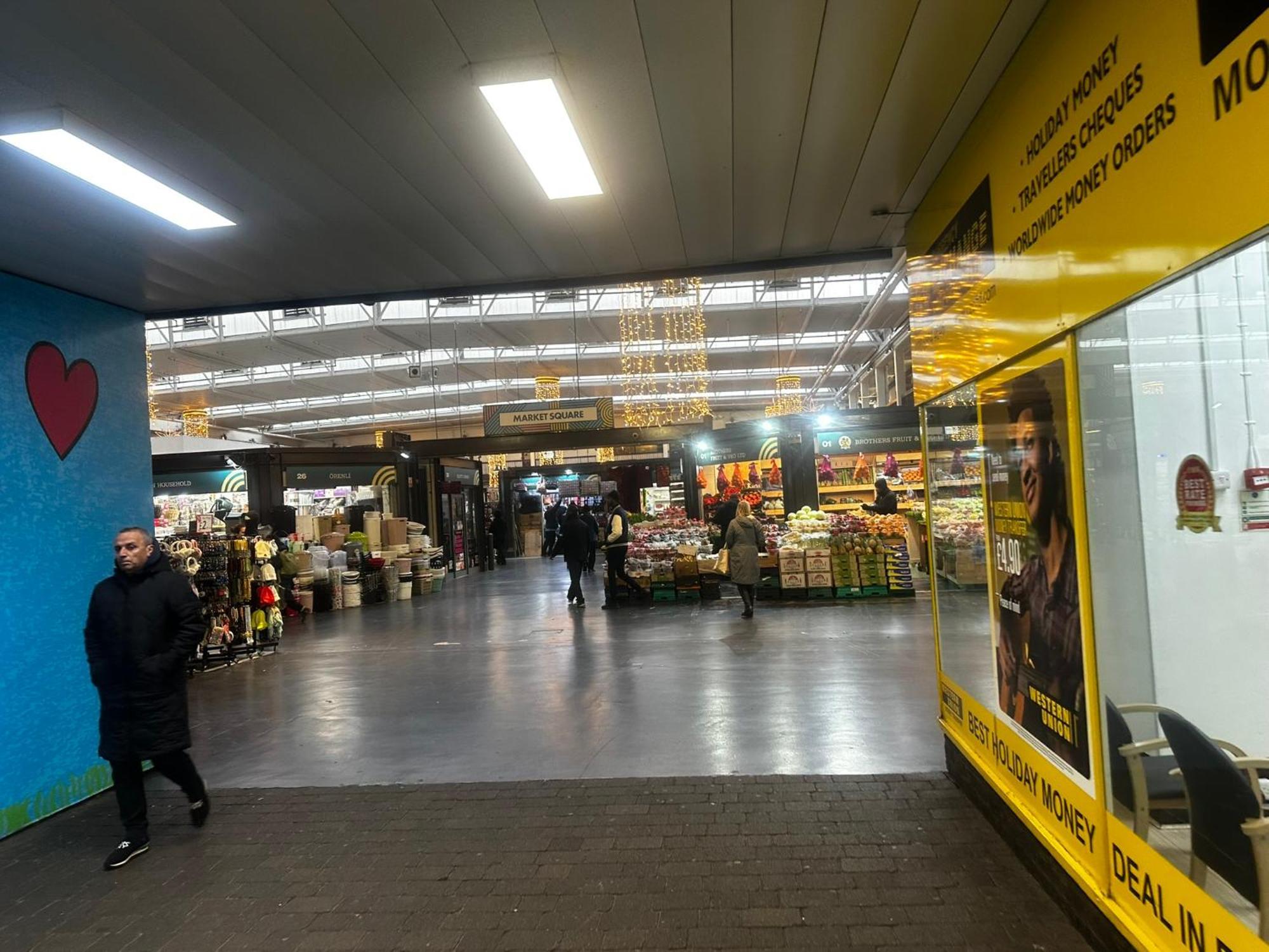London 2 Bed 2 Bath Apartment Holiday Home - Free Parking - 3Min Walk To The Train Station - 19Min To London Liverpool Street 5Min To Victoria Line 1Gb Broadband Super Fast Internet Ground Floor 100S Of Shops Restaurants Bakeries 24-Hour Asda Superst ภายนอก รูปภาพ