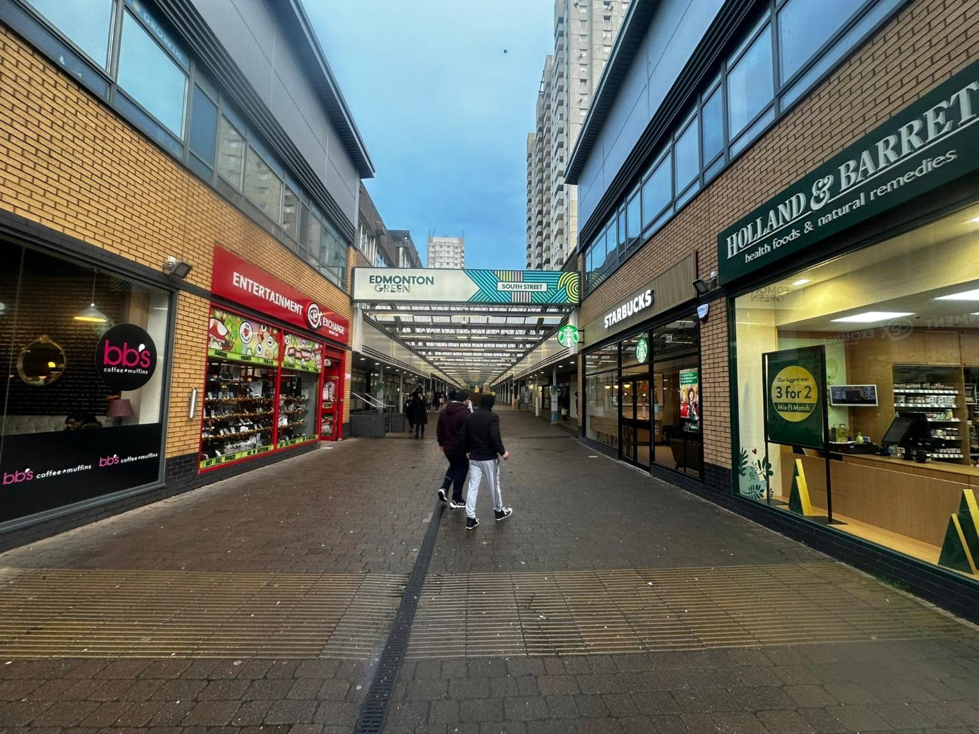 London 2 Bed 2 Bath Apartment Holiday Home - Free Parking - 3Min Walk To The Train Station - 19Min To London Liverpool Street 5Min To Victoria Line 1Gb Broadband Super Fast Internet Ground Floor 100S Of Shops Restaurants Bakeries 24-Hour Asda Superst ภายนอก รูปภาพ