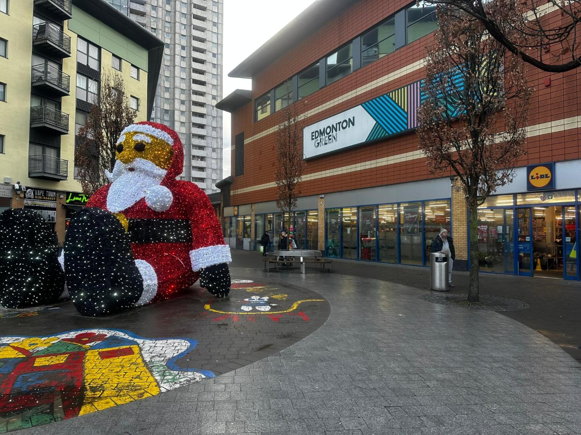 London 2 Bed 2 Bath Apartment Holiday Home - Free Parking - 3Min Walk To The Train Station - 19Min To London Liverpool Street 5Min To Victoria Line 1Gb Broadband Super Fast Internet Ground Floor 100S Of Shops Restaurants Bakeries 24-Hour Asda Superst ภายนอก รูปภาพ
