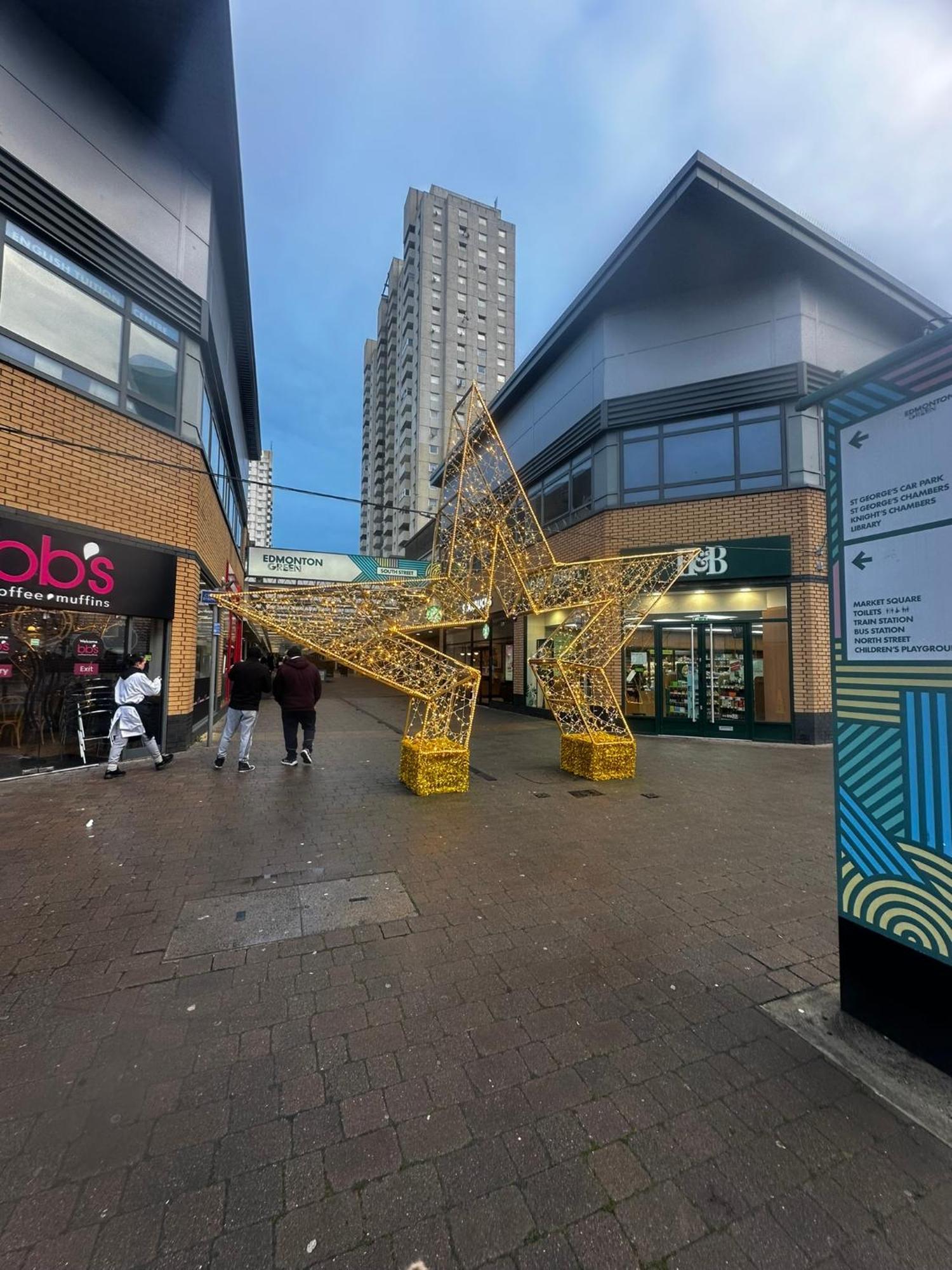 London 2 Bed 2 Bath Apartment Holiday Home - Free Parking - 3Min Walk To The Train Station - 19Min To London Liverpool Street 5Min To Victoria Line 1Gb Broadband Super Fast Internet Ground Floor 100S Of Shops Restaurants Bakeries 24-Hour Asda Superst ภายนอก รูปภาพ