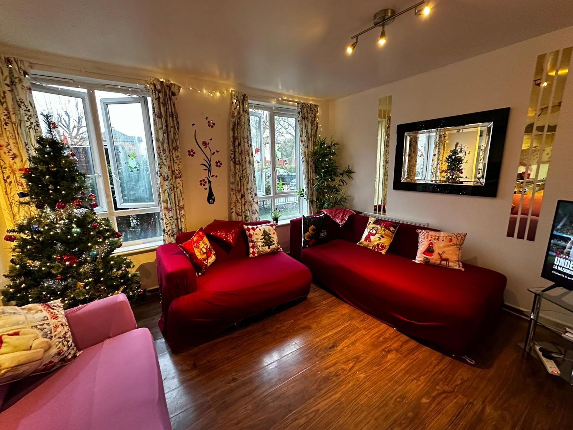 London 2 Bed 2 Bath Apartment Holiday Home - Free Parking - 3Min Walk To The Train Station - 19Min To London Liverpool Street 5Min To Victoria Line 1Gb Broadband Super Fast Internet Ground Floor 100S Of Shops Restaurants Bakeries 24-Hour Asda Superst ภายนอก รูปภาพ
