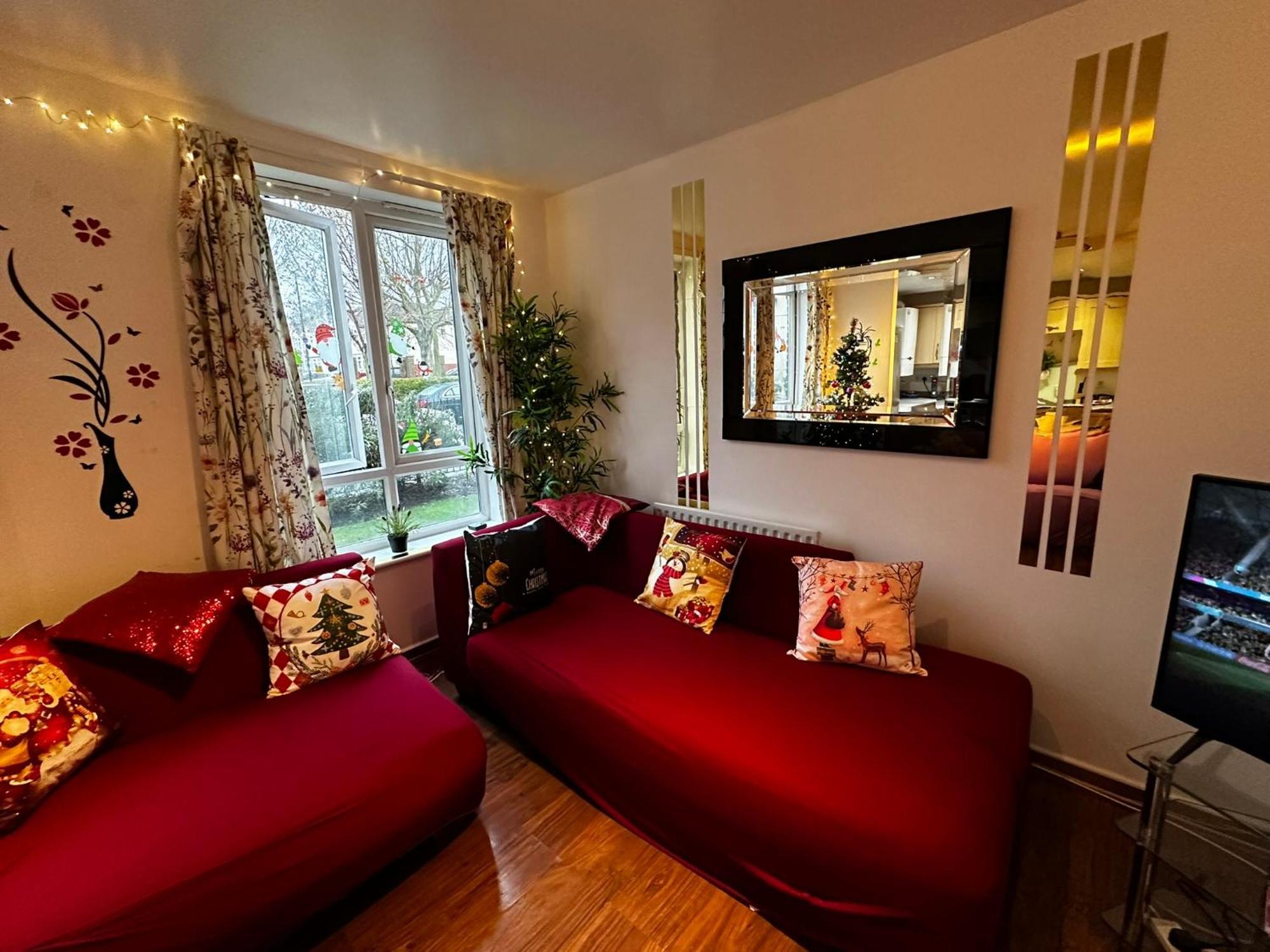 London 2 Bed 2 Bath Apartment Holiday Home - Free Parking - 3Min Walk To The Train Station - 19Min To London Liverpool Street 5Min To Victoria Line 1Gb Broadband Super Fast Internet Ground Floor 100S Of Shops Restaurants Bakeries 24-Hour Asda Superst ภายนอก รูปภาพ
