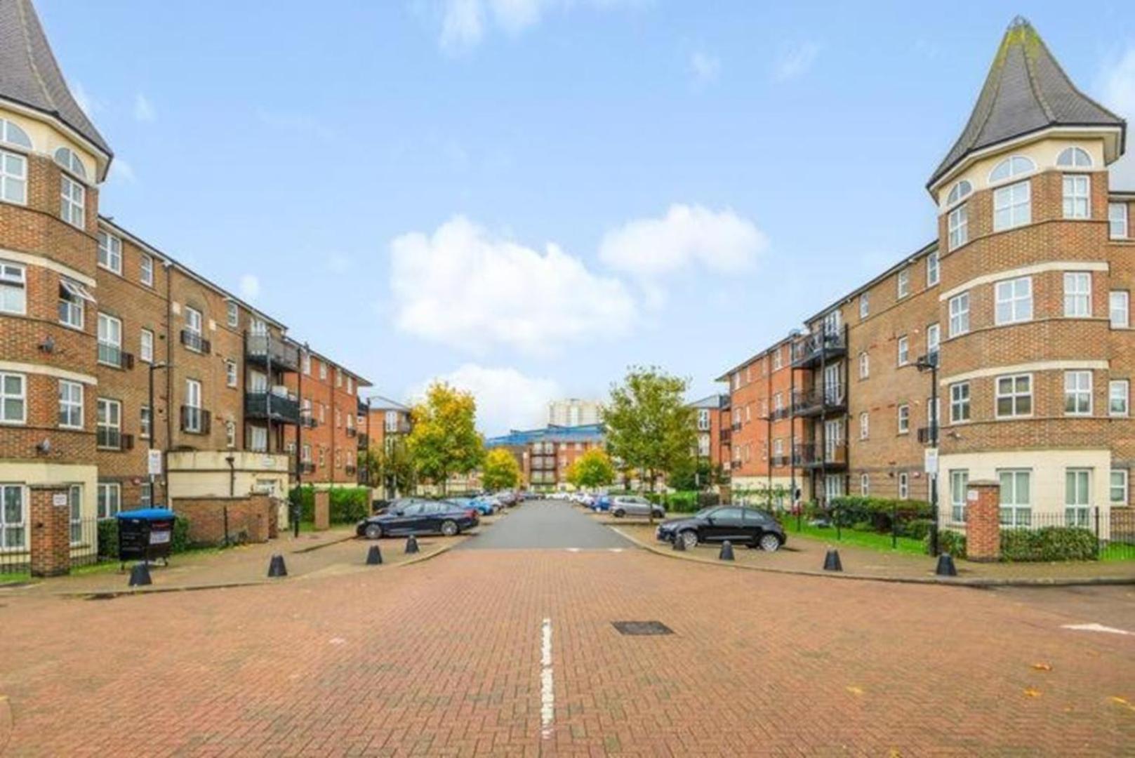 London 2 Bed 2 Bath Apartment Holiday Home - Free Parking - 3Min Walk To The Train Station - 19Min To London Liverpool Street 5Min To Victoria Line 1Gb Broadband Super Fast Internet Ground Floor 100S Of Shops Restaurants Bakeries 24-Hour Asda Superst ภายนอก รูปภาพ