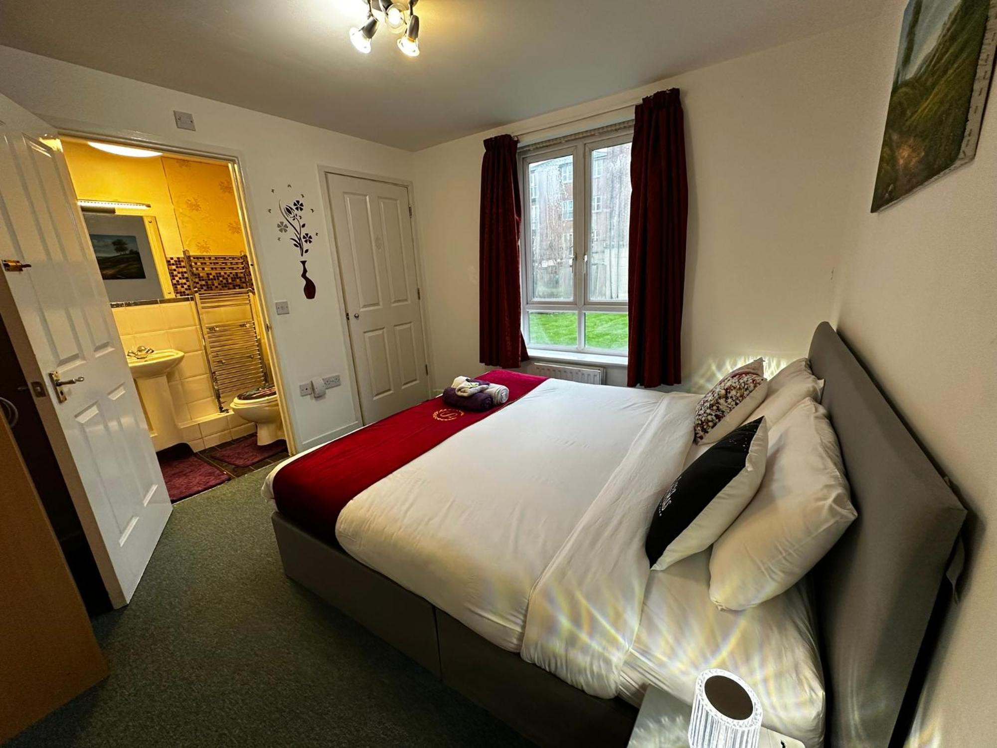 London 2 Bed 2 Bath Apartment Holiday Home - Free Parking - 3Min Walk To The Train Station - 19Min To London Liverpool Street 5Min To Victoria Line 1Gb Broadband Super Fast Internet Ground Floor 100S Of Shops Restaurants Bakeries 24-Hour Asda Superst ภายนอก รูปภาพ