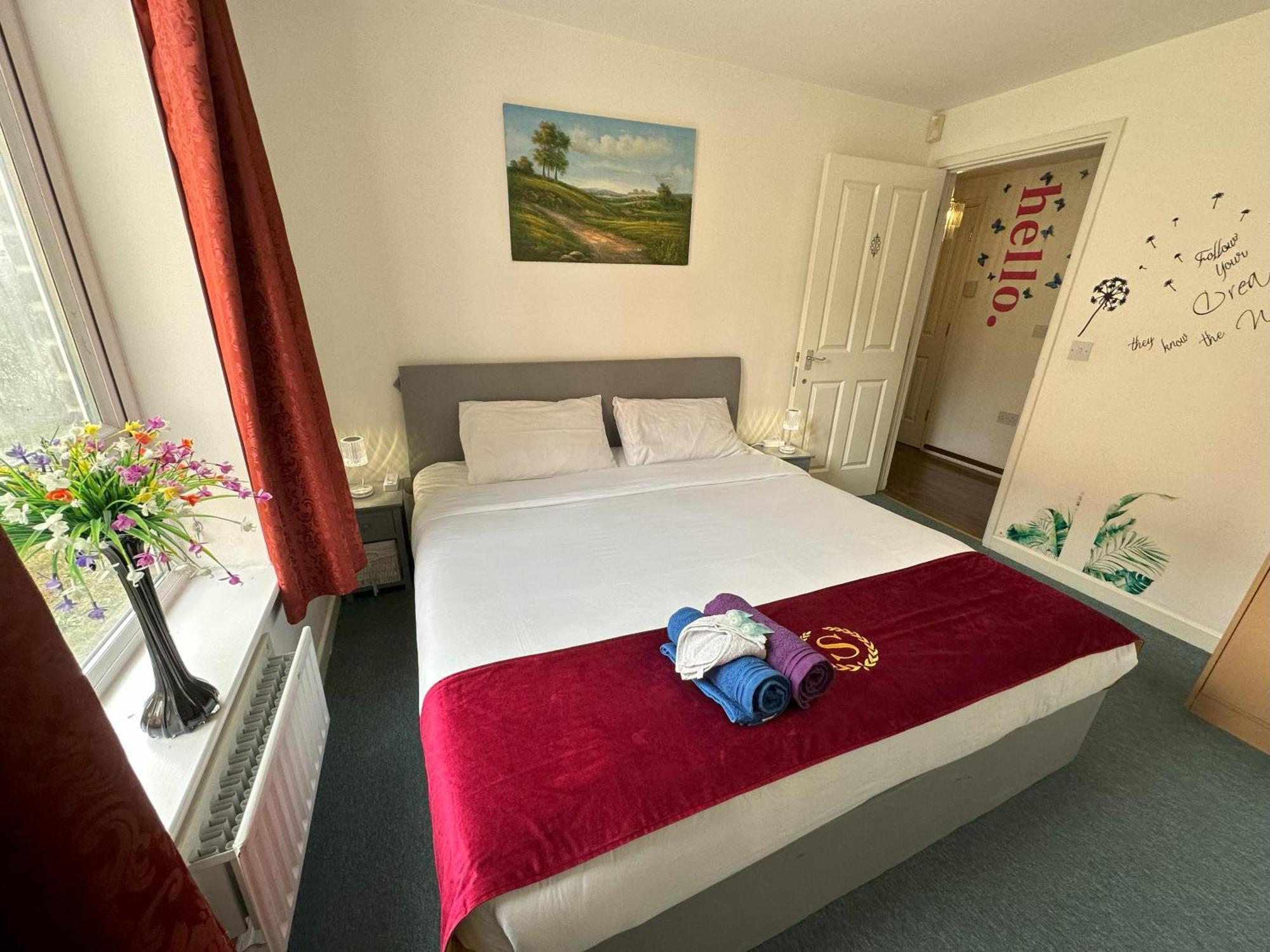 London 2 Bed 2 Bath Apartment Holiday Home - Free Parking - 3Min Walk To The Train Station - 19Min To London Liverpool Street 5Min To Victoria Line 1Gb Broadband Super Fast Internet Ground Floor 100S Of Shops Restaurants Bakeries 24-Hour Asda Superst ภายนอก รูปภาพ