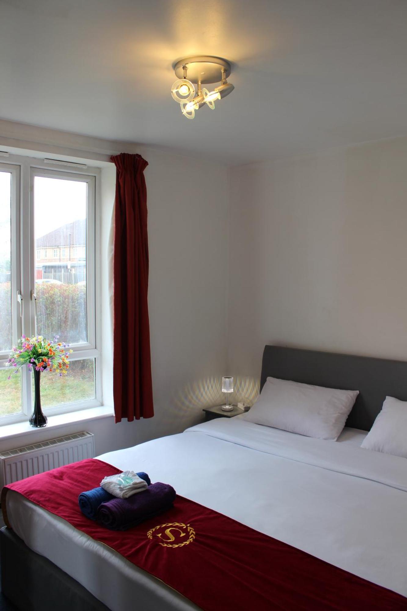 London 2 Bed 2 Bath Apartment Holiday Home - Free Parking - 3Min Walk To The Train Station - 19Min To London Liverpool Street 5Min To Victoria Line 1Gb Broadband Super Fast Internet Ground Floor 100S Of Shops Restaurants Bakeries 24-Hour Asda Superst ภายนอก รูปภาพ