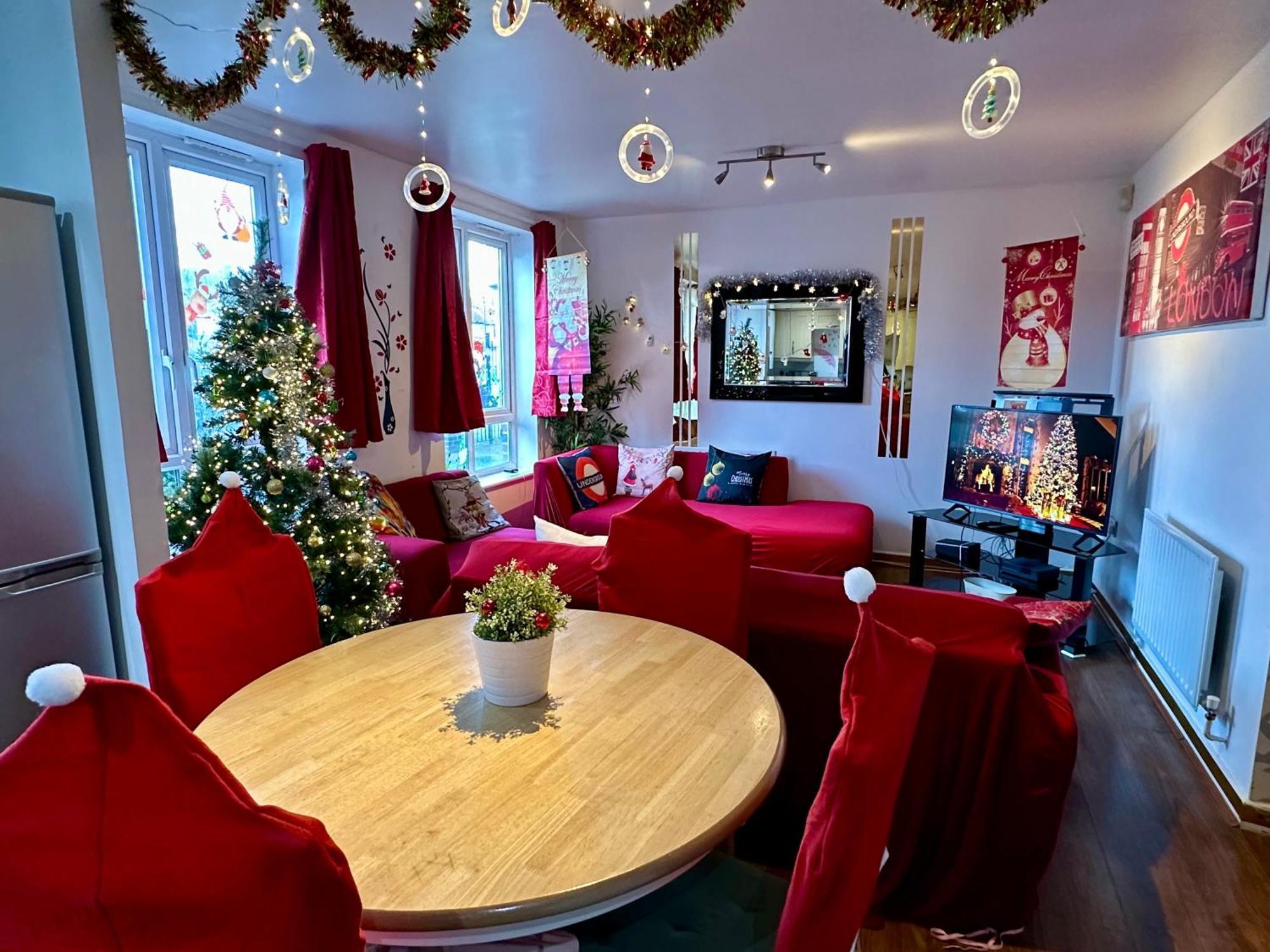 London 2 Bed 2 Bath Apartment Holiday Home - Free Parking - 3Min Walk To The Train Station - 19Min To London Liverpool Street 5Min To Victoria Line 1Gb Broadband Super Fast Internet Ground Floor 100S Of Shops Restaurants Bakeries 24-Hour Asda Superst ภายนอก รูปภาพ