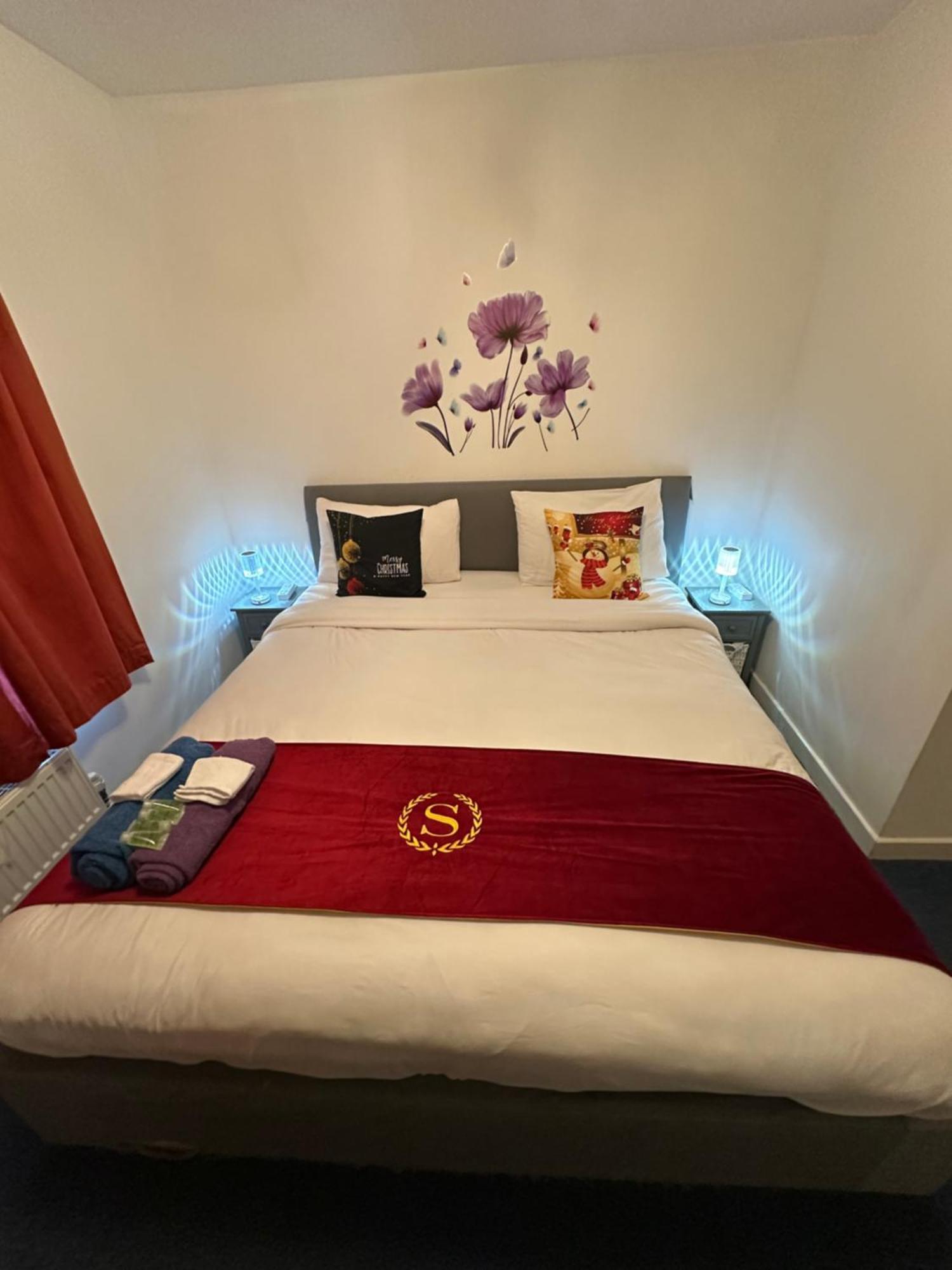 London 2 Bed 2 Bath Apartment Holiday Home - Free Parking - 3Min Walk To The Train Station - 19Min To London Liverpool Street 5Min To Victoria Line 1Gb Broadband Super Fast Internet Ground Floor 100S Of Shops Restaurants Bakeries 24-Hour Asda Superst ภายนอก รูปภาพ