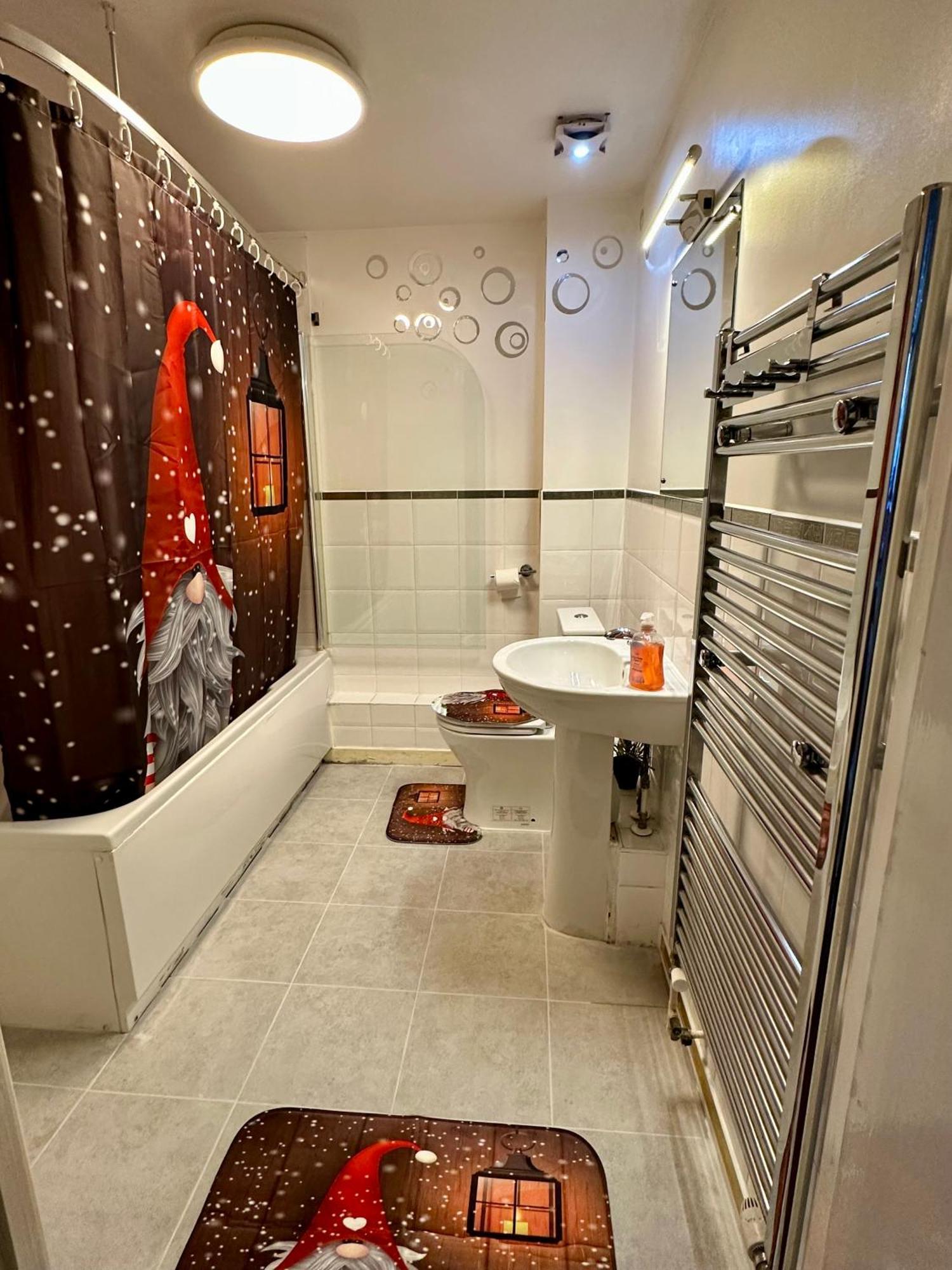London 2 Bed 2 Bath Apartment Holiday Home - Free Parking - 3Min Walk To The Train Station - 19Min To London Liverpool Street 5Min To Victoria Line 1Gb Broadband Super Fast Internet Ground Floor 100S Of Shops Restaurants Bakeries 24-Hour Asda Superst ภายนอก รูปภาพ