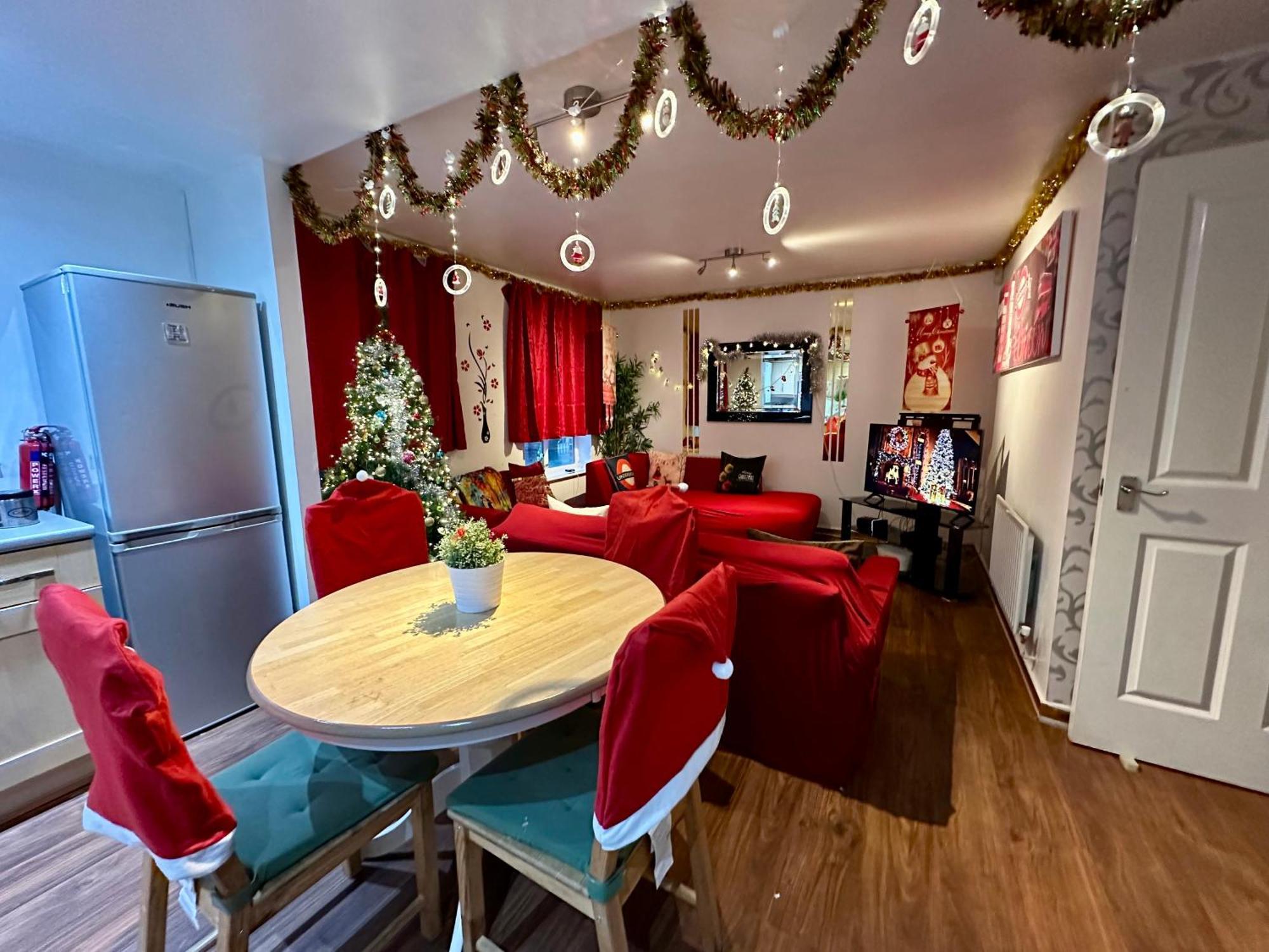 London 2 Bed 2 Bath Apartment Holiday Home - Free Parking - 3Min Walk To The Train Station - 19Min To London Liverpool Street 5Min To Victoria Line 1Gb Broadband Super Fast Internet Ground Floor 100S Of Shops Restaurants Bakeries 24-Hour Asda Superst ภายนอก รูปภาพ