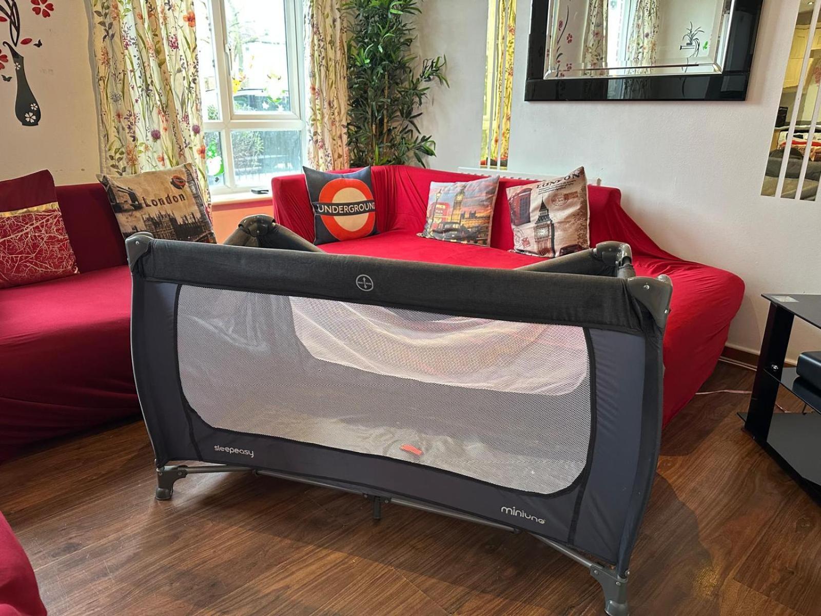 London 2 Bed 2 Bath Apartment Holiday Home - Free Parking - 3Min Walk To The Train Station - 19Min To London Liverpool Street 5Min To Victoria Line 1Gb Broadband Super Fast Internet Ground Floor 100S Of Shops Restaurants Bakeries 24-Hour Asda Superst ภายนอก รูปภาพ